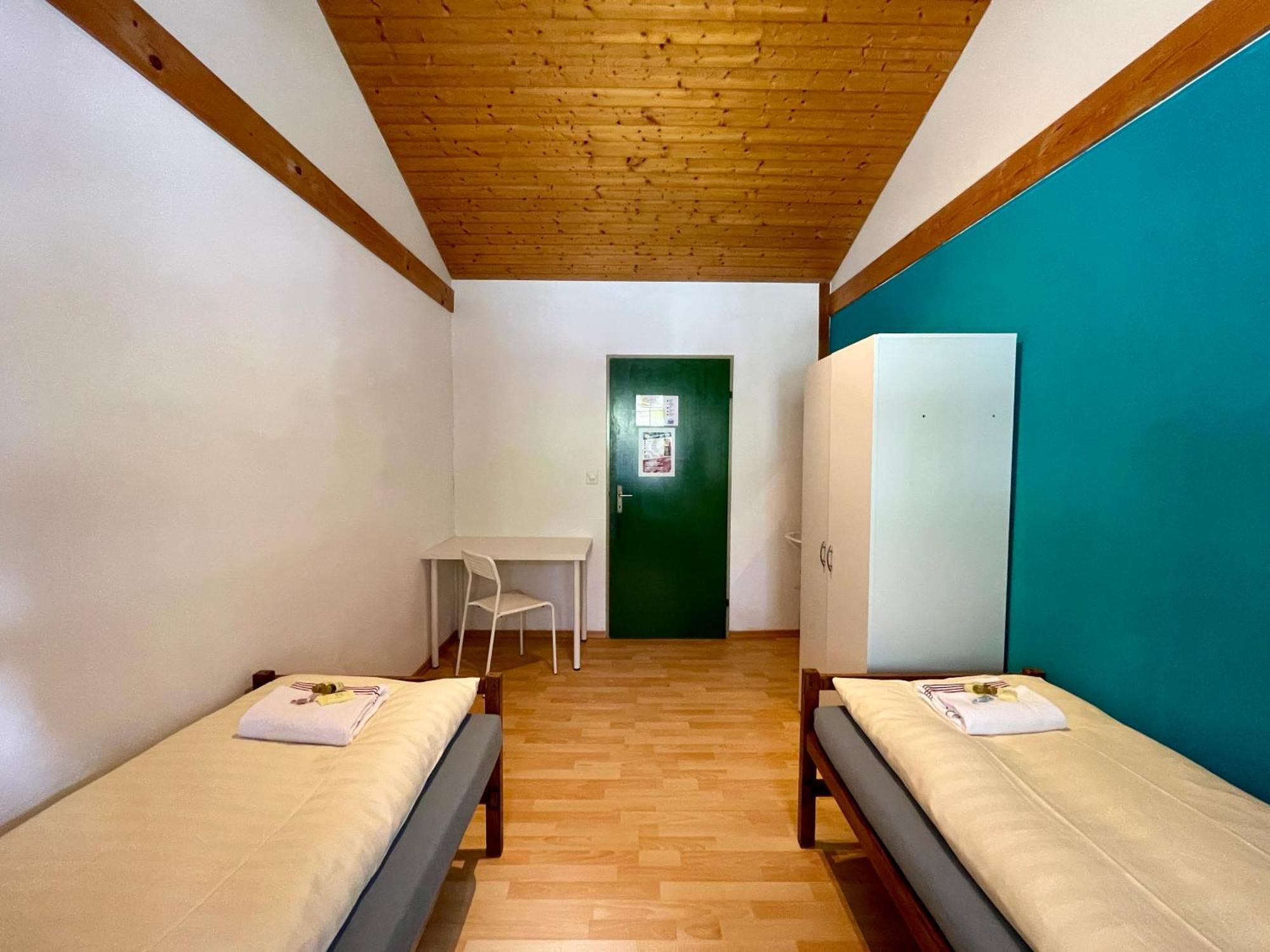 Alpine Base Hostel - Adults Only Лаутербруннен Экстерьер фото